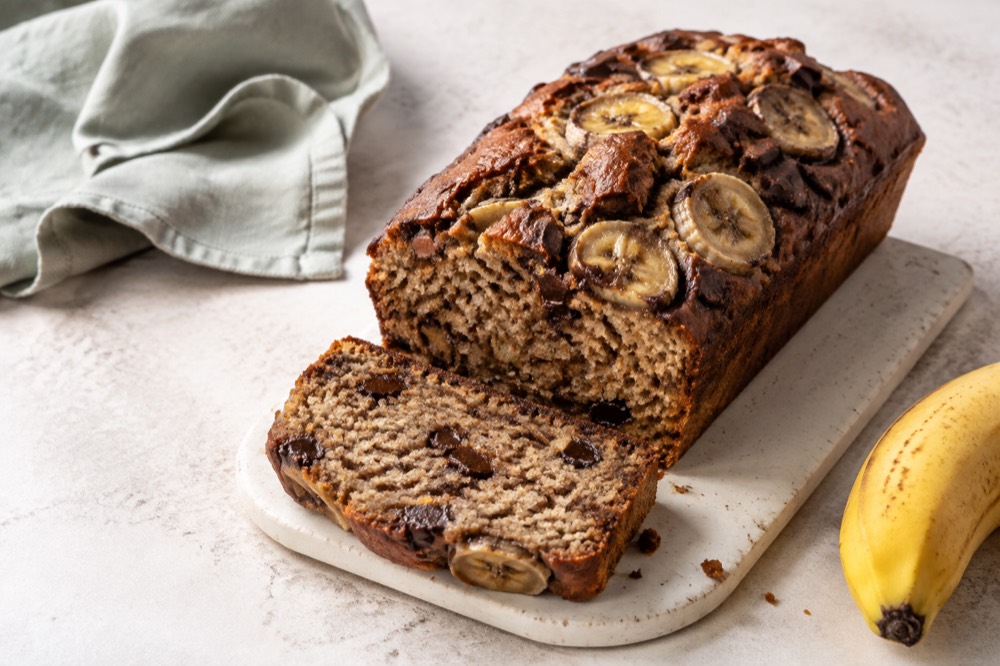 Saftig banankage med mørke chokoladestykker og bananskiver