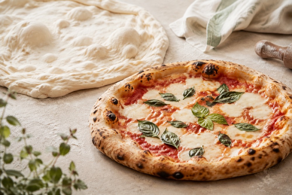 Pizza med tynd bund og luftig kant